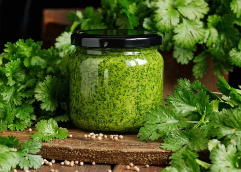 Par šādu pesto būs sajūsmā pat tie, kuriem pētersīļi negaršo.