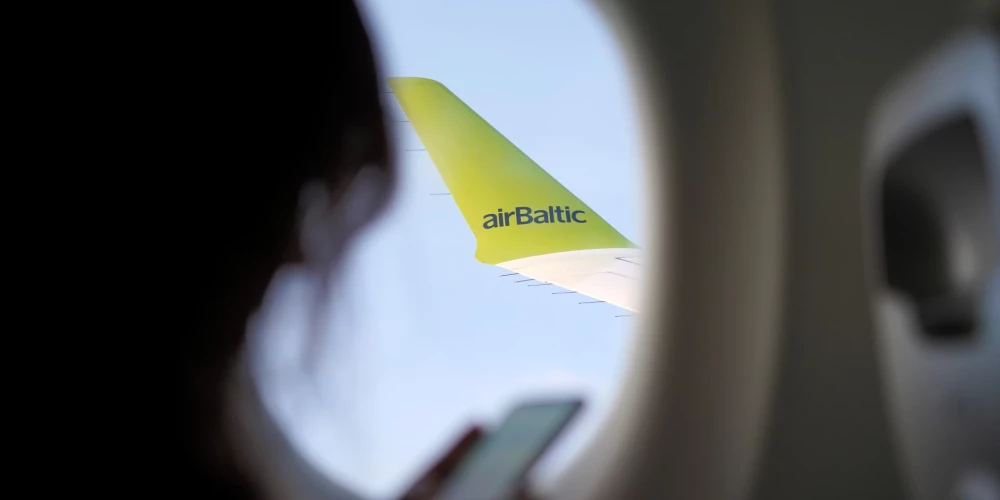 Skats uz "airBaltic" lidmašīnas spārnu.