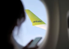 Skats uz "airBaltic" lidmašīnas spārnu.