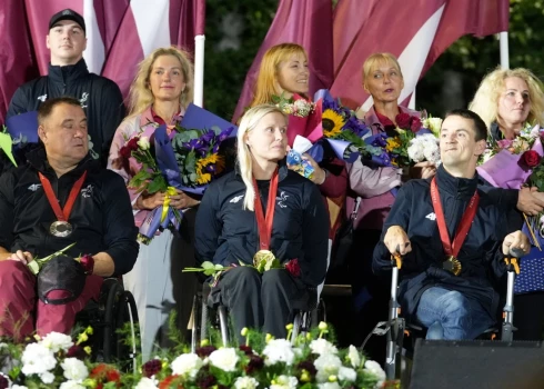 Parīzes paralimpisko spēļu sudraba medaļas ieguvējs diska mešanā parasportists Aigars Apinis (no kreisās), zelta medaļas ieguvēja šķēpa mešanā Diāna Krūmiņa un divu zelta medaļu ieguvējs paraiejādē parasportists Rihards Snikus.