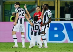 "Udinese" futbolisti priecājas par gūtajiem vārtiem.