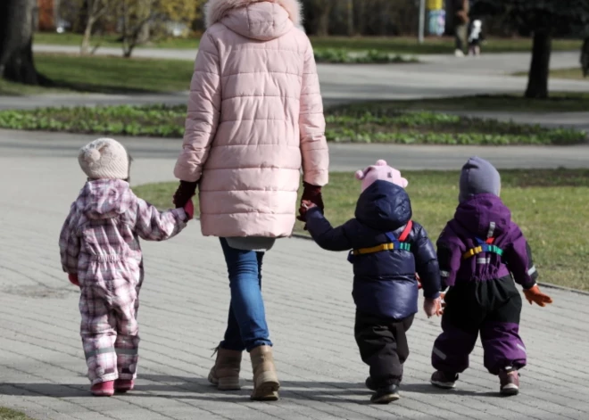 Opozīcijas deputāti rosina nesamazināt vecāku pabalstu nodarbinātiem vecākiem