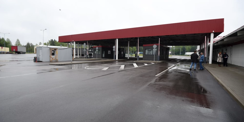 Ministrijas rīcībā esošā informācija liecina, ka 2022. gadā Baltkrievijā aizturēti 13 Latvijas valstspiederīgie, 2023. gadā - 15, bet šogad - jau 11.
