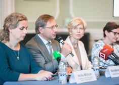 LU Izglītības zinātņu un psiholoģijas fakultātes studiju prodekāne profesore Anika Miltuze,  Latvijas Universitātes rektors prof. Gundars Bērziņš, izglītības un zinātnes minstre Anda Čakša, Latvijas Universitātes Izglītības inovāciju nodaļas vadītāja Mārīte Seile.