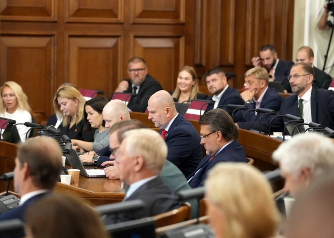 Saeima plāno ierobežot deputātu algu pieaugumu un tērēt par 240 tūkstošiem eiro mazāk samnieciskajiem izdevumiem