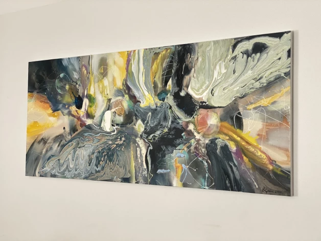 Sandija ģimenes dāvana – mākslinieces Baibas Rēderes glezna – jau piekārta mājās pie sienas. “Mums jau bija viena Baibas glezna, taču daudz mazāka. Un es jau kādu laiciņu klusībā domāju, ka derētu kas lielākas,” par Sandija tuva drauga žurnālista Gundara Rēdera bijušās sievas mākslas darbu saka Semjonovs.