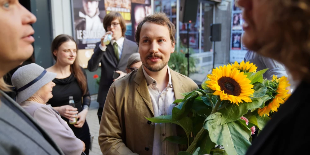 Talantīgais režisors Gints Zilbalodis salīdzina sevi ar kaķi no paša radītās filmas "Straume": “Šis ir stāsts par to, kā kaķis, kas līdz šim radis strādāt un dzīvot viens, nu meklē veidu, kā sadarboties un uzticēties citiem. Līdzīgi kā man. Es identificējos ar filmas Kaķi, bet tāpat arī ar citiem tās tēliem: Suni, Putnu, Kapibaru un Lemuru. Man bija svarīgi – ja šiem tēliem ir savstarpējs konflikts un viņi mēdz kašķēties, tad lai mēs, skatītāji, viņus saprotam, lai varam tiem līdzi just un pārdzīvot.”