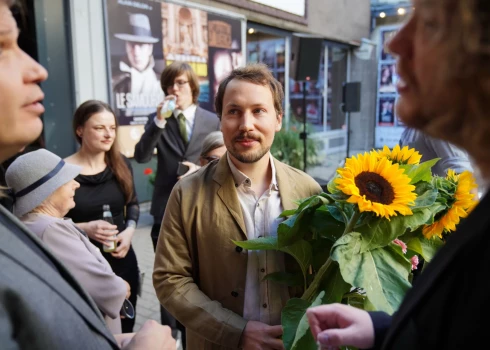 Talantīgais režisors Gints Zilbalodis salīdzina sevi ar kaķi no paša radītās filmas "Straume": “Šis ir stāsts par to, kā kaķis, kas līdz šim radis strādāt un dzīvot viens, nu meklē veidu, kā sadarboties un uzticēties citiem. Līdzīgi kā man. Es identificējos ar filmas Kaķi, bet tāpat arī ar citiem tās tēliem: Suni, Putnu, Kapibaru un Lemuru. Man bija svarīgi – ja šiem tēliem ir savstarpējs konflikts un viņi mēdz kašķēties, tad lai mēs, skatītāji, viņus saprotam, lai varam tiem līdzi just un pārdzīvot.”