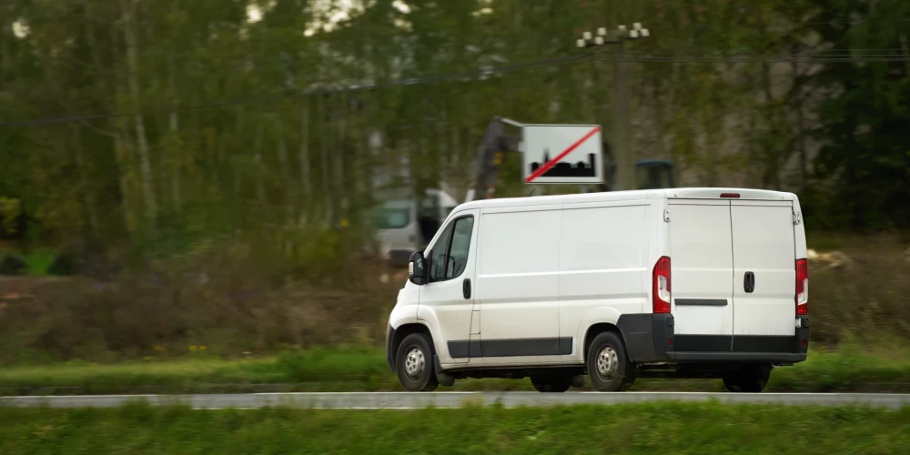 Pēc vecāku liecībām Dobeles pusē tika meklēts balts mikroautobuss.