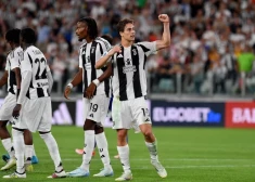 Juventus" mājās ar 3:1 (2:0) pieveica Eindhovenas PSV no Nīderlandes.