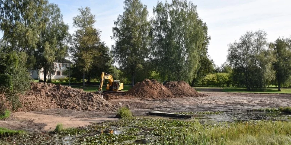 Vecpiebalgā sākti Ūdensrožu dīķa labiekārtošanas darbi. 