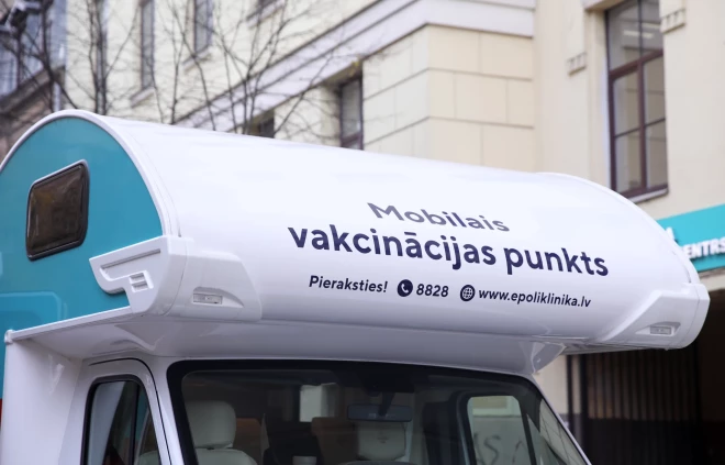 "Veselības centru apvienības" sagatavotais mikroautobuss, kas, atsaucoties pieprasījumam, nodrošinās vakcinācijas procesa pret Covid-19 mobilitāti uzņēmumos un pašvaldībās visā Latvijā.