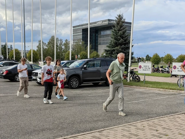 Uzņēmējs Armands Garkāns gāja vairākus metrus pa priekšu meitai, sievai Ievai un viņas dēliem no iepriekšējās laulības.