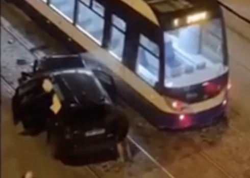 Tramvaja un nomas auto sadursme.