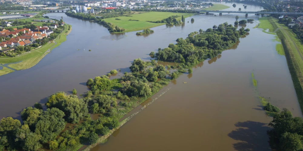 Meteorologi prognozē, ka ūdens līmenis upē turpinās kāpt un kritīsies tikai naktī./Plūdu situācija Drēzdene.