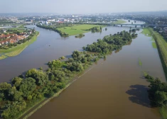 Meteorologi prognozē, ka ūdens līmenis upē turpinās kāpt un kritīsies tikai naktī./Plūdu situācija Drēzdene.