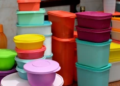 "Tupperware Brands" kvalitatīvie ražojumi ir populāri visā pasaulē, arī Latvijā. Attēlā - "Tupperware" slavenās kastes veikala plauktā Ēģiptē, Kairā.