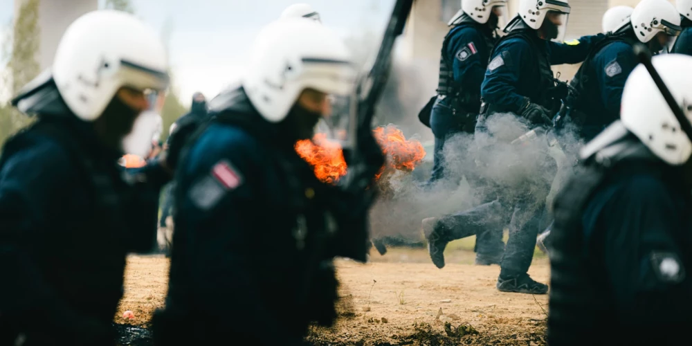 Topošie policisti kopā ar Valsts policijas Speciālo uzdevumu bataljonu īsteno mācības pūļa savaldīšanā.