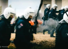 FOTO: topošie policisti kopā ar Valsts policijas Speciālo uzdevumu bataljonu izspēlē pūļa savaldīšanu