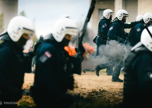 Topošie policisti kopā ar Valsts policijas Speciālo uzdevumu bataljonu īsteno mācības pūļa savaldīšanā.