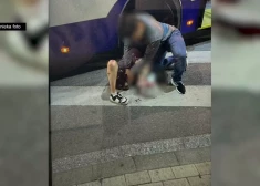 VIDEO: neuzmanības dēļ, Rīgas centrā zem trolejbusa pakļūst pusaudze