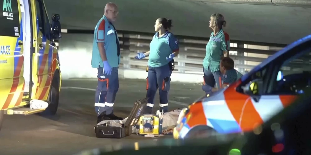 Medicīniskā palīdzība ieradusies vietā, kur notika viena cilvēka ievainoša un otra saduršana līdz nāvei.