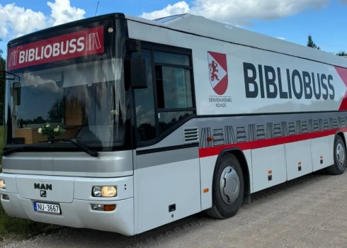 Jaunajā vizuālajā izskatā pa Dienvidkurzemi braukā bibliobuss.