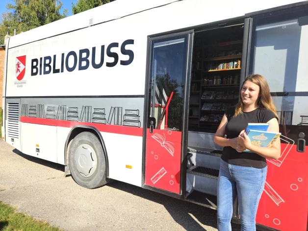 Jaunajā vizuālajā izskatā pa Dienvidkurzemi braukā bibliobuss.