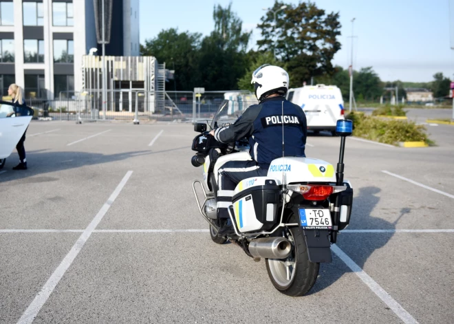 Policijas piemēroto naudas sodu autovadītāji var apmaksāt notikuma vietā