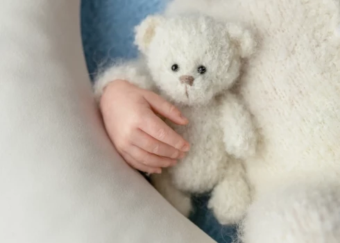 Meitenei pašai būtu pēc dažādam dienām apritējuši 18 gadi.