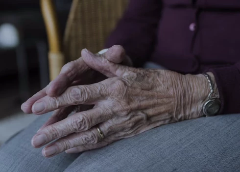 Krāpnieki seniorei solījušies palīdzēt ar mājas pārdošanu un rosinājuši viņu pārvākties uz vienistabas dzīvokli.