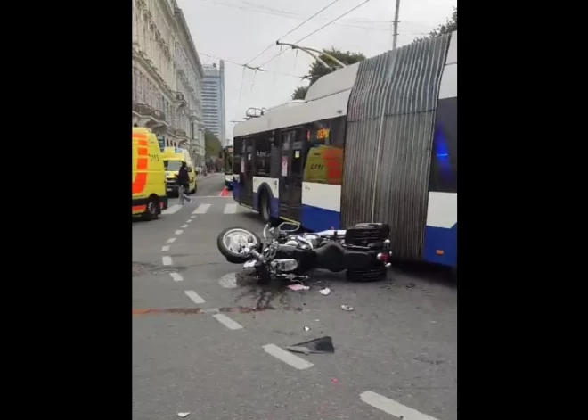 ВИДЕО: в Риге у памятника Свободы мотоциклист врезался в троллейбус