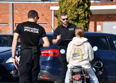 Sākoties jaunajam mācību gadam, Kuldīgas ielās saradušies jaunieši uz motorolleriem, kuri pārkāpj satiksmes noteikumus. Vietējie likumsargi sola viņiem pievērst īpašu uzmanību. 