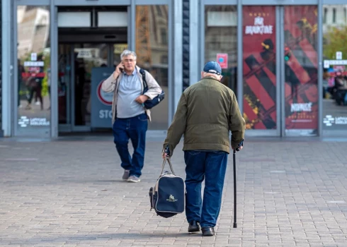 Vecuma pensija tiks aprēķināta no pensiju 1. un 2. līmenī uzkrātā kapitāla, sadalot uzkrājumu vienmērīgi katru mēnesi, un izmaksu VSAA veiks reizi mēnesī.