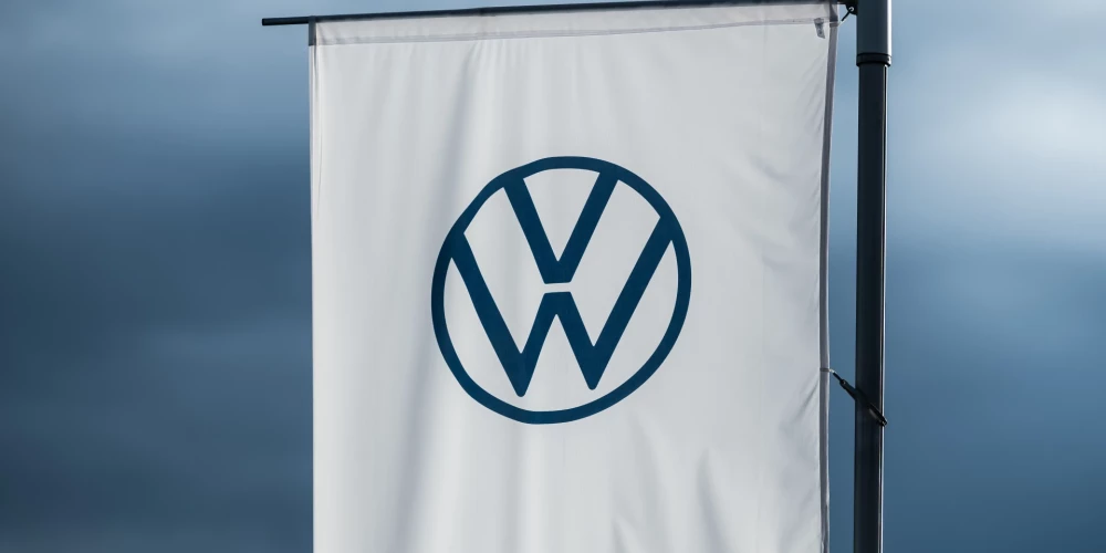 Karogs ar automobiļu ražotāja "Volkswagen" logotipu. 