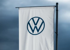 Karogs ar automobiļu ražotāja "Volkswagen" logotipu. 