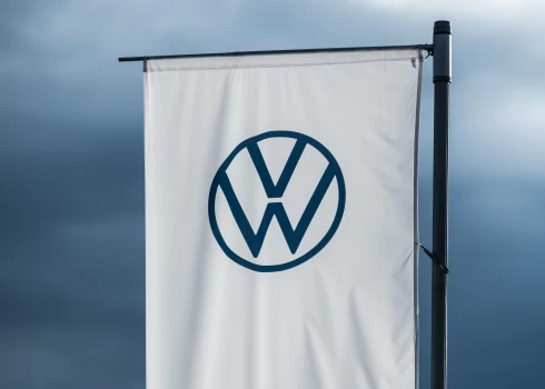 Karogs ar automobiļu ražotāja "Volkswagen" logotipu. 