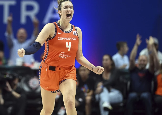 Bijusī "TTT Rīga" basketboliste Marina Meibrija labo WNBA izslēgšanas spēļu rekordu un sāpina supertalantu Keitlinu Klārku