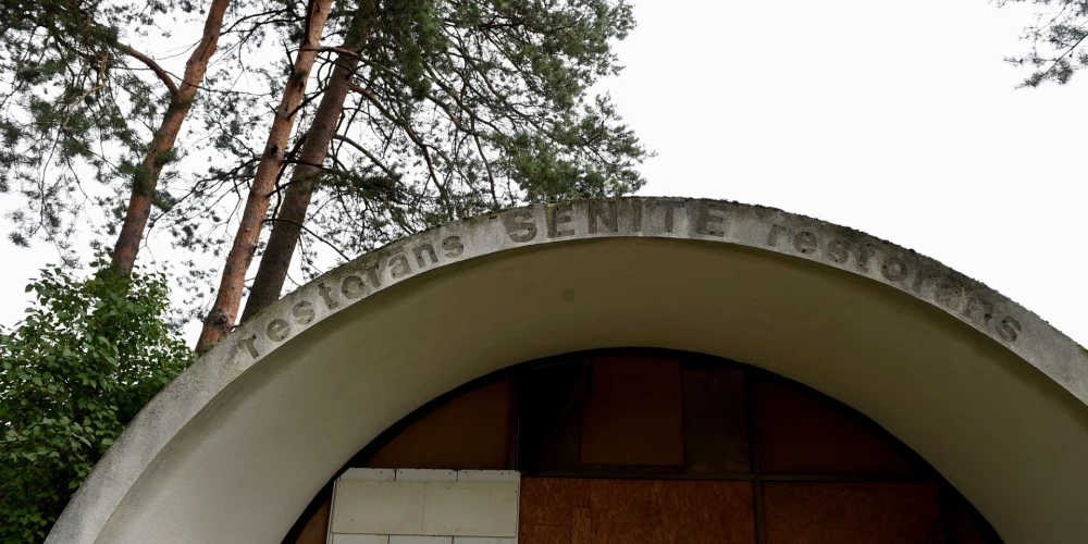 Kādreizējais restorānu komplekss "Sēnīte" Vidzemes šosejas malā.