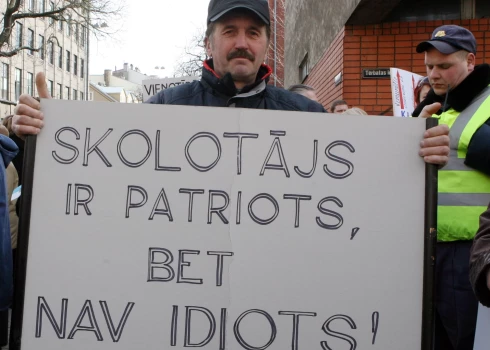 2009. gada 2. aprīlis: skolotāji un izglītības darbinieki pulcējas Tērbatas ielā protesta gājienam uz Ministru kabinetu, lai paustu neapmierinātību ar finansējuma samazinājumu un darba samaksu izglītības un zinātnes nozarē strādājošajiem.