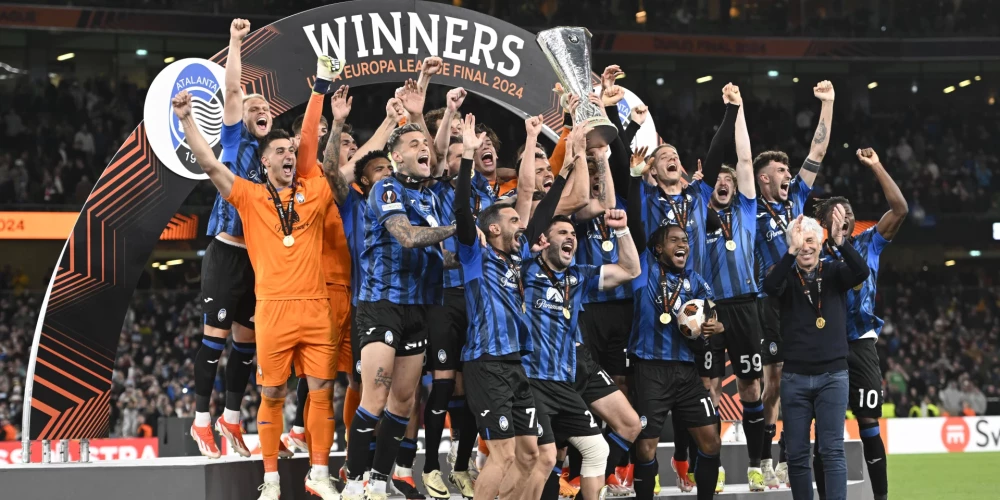 Bergāmo "Atalanta" futbolisti ar izcīnīto UEFA Eiropas līgas trofeju.