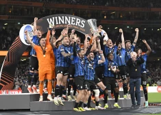 Bergāmo "Atalanta" futbolisti ar izcīnīto UEFA Eiropas līgas trofeju.