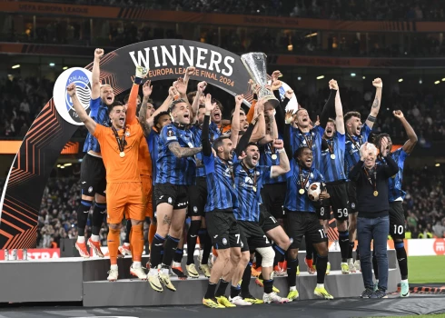 Bergāmo "Atalanta" futbolisti ar izcīnīto UEFA Eiropas līgas trofeju.