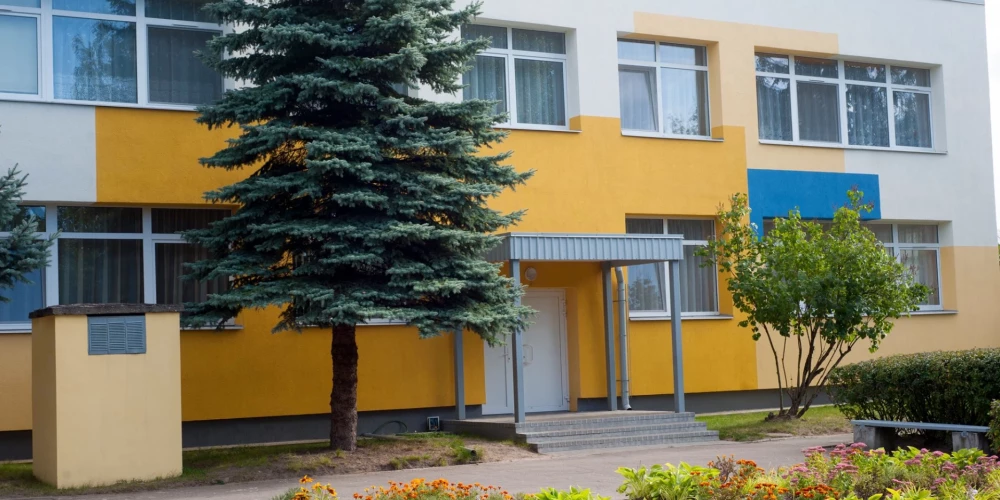 Sākotnējā informācija liecina, ka kāds no pieaugušajiem atstājis vaļā bērnudārza vārtiņus.