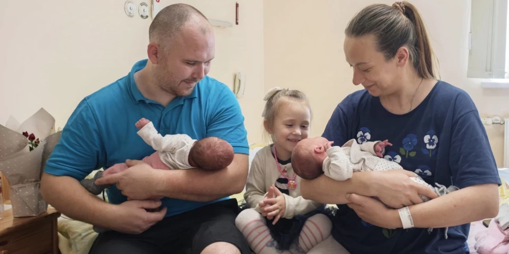Kuldīdznieki Didzis un Sigita Alkšari ar nesen dzumušajām dvīnēm Matildi un Alisi un trīsgadīgo Katrīnu Kuldīgas slimnīcas dzemdību nodaļā.