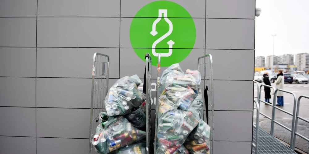 Жители Латвии могут до конца года жертвовать депозитные средства на доставку гуманитарных грузов в Украину, сдавая упаковки в тароматы.