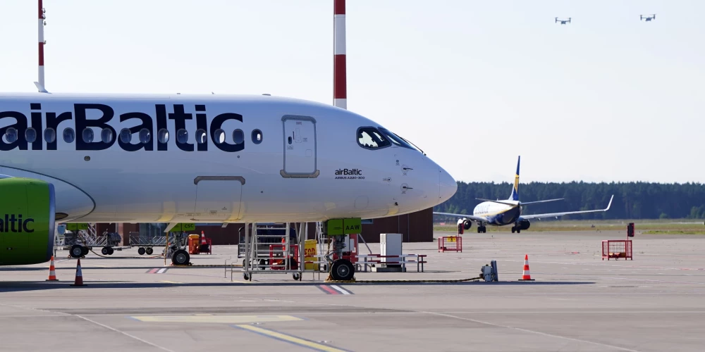 "airBaltic" lidmašīna Starpautiskās lidostas "Rīga" lidlaukā.