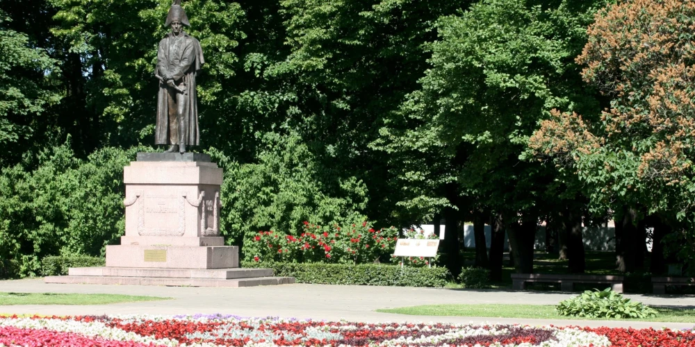 Памятник был установлен в 1913 году, позже скульптуру демонтировали, а постамент сохранили.