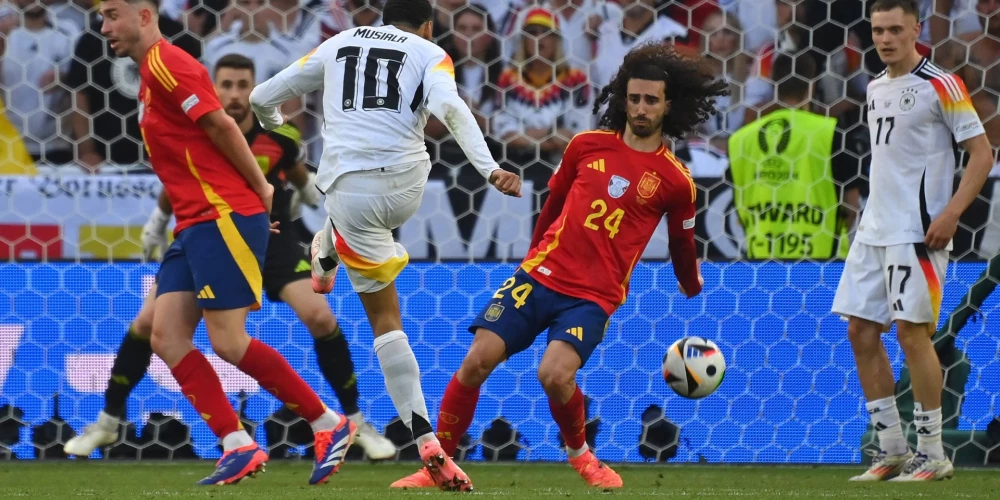 Marks Kukurelja nospēlē ar roku pēc Džamala Musialas sitiena, taču tiesnesis nepiešķīra 11 metru soda sitienuWirtz GER , quarterfinal Spain ESP Germany GER 2 1 n V on 05 07 2024,Stuttgart Arena, Football UEFA EURO 2024 GERMANY from 14 06 2024 14 07 2024