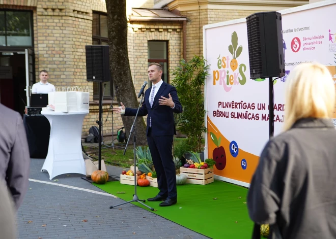 Bērnu klīniskās universitātes slimnīcas iekšpagalmā notika kampaņas "Ēstprieks" atklāšanas pasākums, kurā brīdināja par bērnu aptaukošanās tendenci.